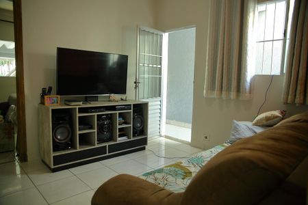 Casa à venda com 140m², 2 quartos e 2 vagasSala