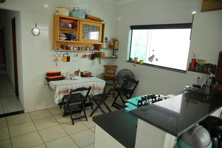 Casa à venda com 140m², 2 quartos e 2 vagasCozinha 