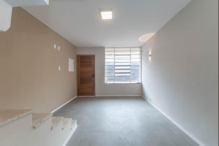 Casa à venda com 70m², 2 quartos e 2 vagasSala
