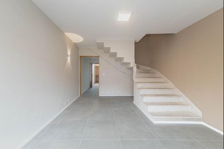 Casa à venda com 70m², 2 quartos e 2 vagasSala