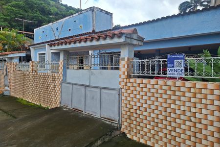 Casa à venda com 150m², 3 quartos e 4 vagas Casa à venda com 150m², 3 quartos e 4 vagasFachada