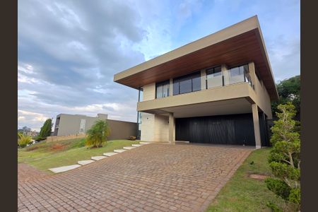 Casa de condomínio à venda com 349m², 4 quartos e 4 vagasFachada frente 