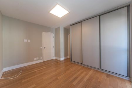 Apartamento à venda com 272m², 3 quartos e 3 vagasSuite 2