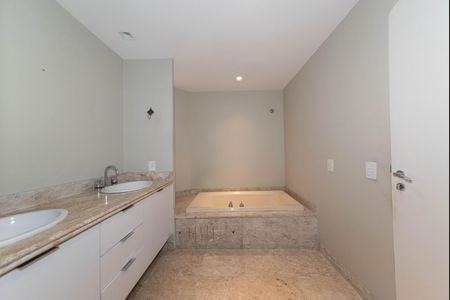 Apartamento à venda com 272m², 3 quartos e 3 vagasBanheiro da Suíte 3