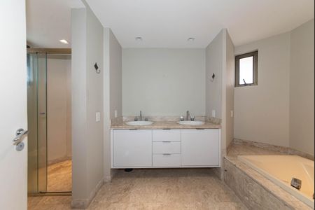 Apartamento à venda com 272m², 3 quartos e 3 vagasBanheiro da Suíte 3