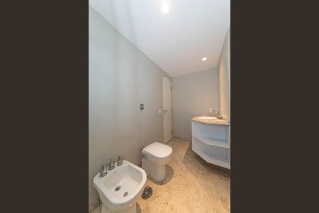 Apartamento à venda com 272m², 3 quartos e 3 vagasBanheiro da Suíte 2