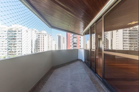 Apartamento à venda com 272m², 3 quartos e 3 vagasVaranda