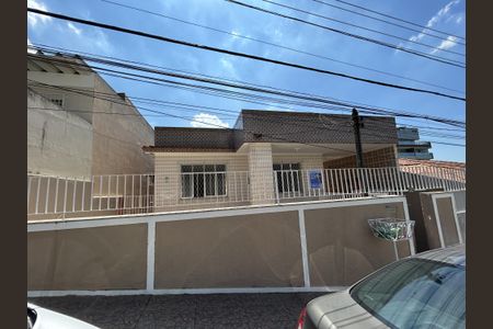 Casa para alugar com 233m², 3 quartos e 2 vagasFachada + plaquinha