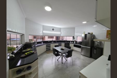 Casa à venda com 373m², 4 quartos e 4 vagas Casa à venda com 373m², 4 quartos e 4 vagasCozinha