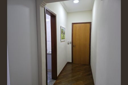 Casa à venda com 373m², 4 quartos e 4 vagas Casa à venda com 373m², 4 quartos e 4 vagasCorredor