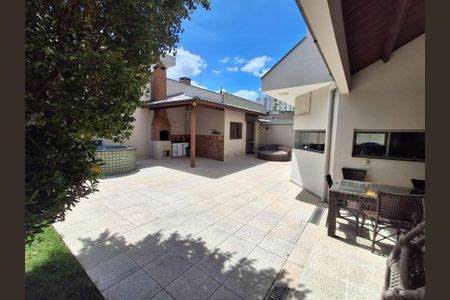 Casa à venda com 373m², 4 quartos e 4 vagas Casa à venda com 373m², 4 quartos e 4 vagasÁrea externa