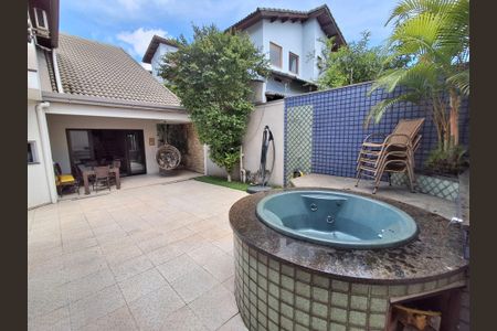 Casa à venda com 373m², 4 quartos e 4 vagas Casa à venda com 373m², 4 quartos e 4 vagasHidromassagem