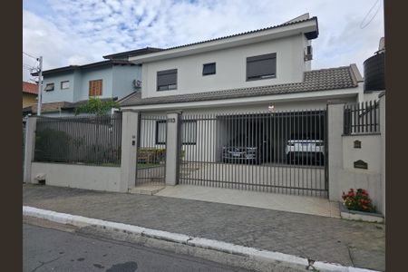 Casa à venda com 373m², 4 quartos e 4 vagas Casa à venda com 373m², 4 quartos e 4 vagasFachada