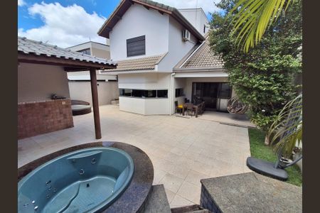 Casa à venda com 373m², 4 quartos e 4 vagas Casa à venda com 373m², 4 quartos e 4 vagasHidromassagem
