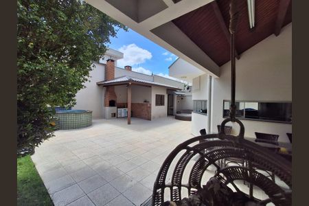 Casa à venda com 373m², 4 quartos e 4 vagas Casa à venda com 373m², 4 quartos e 4 vagasÁrea externa
