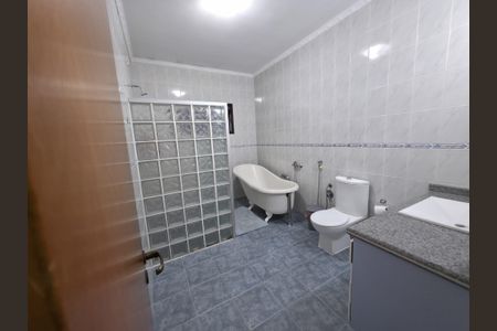 Casa à venda com 373m², 4 quartos e 4 vagas Casa à venda com 373m², 4 quartos e 4 vagasBanheiro