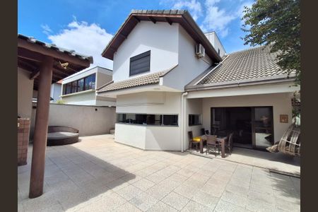 Casa à venda com 373m², 4 quartos e 4 vagas Casa à venda com 373m², 4 quartos e 4 vagasÁrea externa