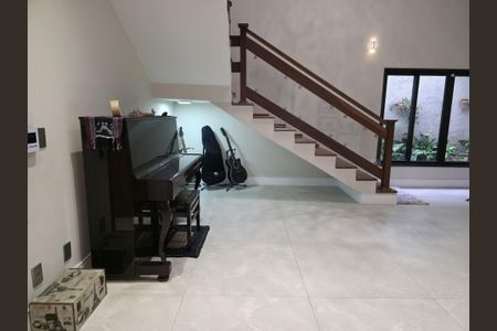 Casa à venda com 373m², 4 quartos e 4 vagas Casa à venda com 373m², 4 quartos e 4 vagasSala