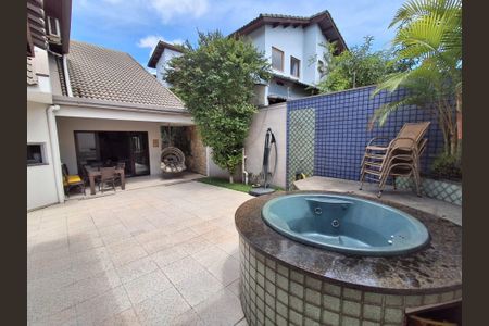 Casa à venda com 373m², 4 quartos e 4 vagas Casa à venda com 373m², 4 quartos e 4 vagasHidromassagem