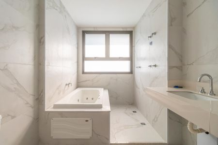 Apartamento à venda com 244m², 4 quartos e 4 vagasBanheiro da Suíte 1