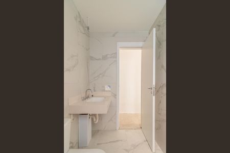 Apartamento à venda com 244m², 4 quartos e 4 vagasBanheiro da Suíte 4