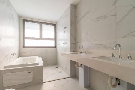 Apartamento à venda com 244m², 4 quartos e 4 vagasBanheiro da Suíte 1