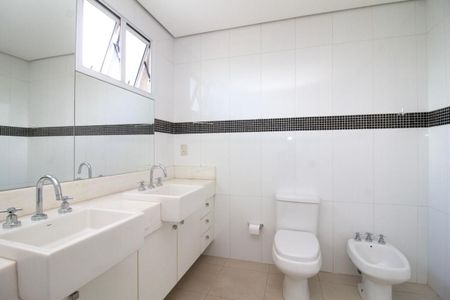 Casa de condomínio à venda com 470m², 6 quartos e 6 vagasBanheiro 