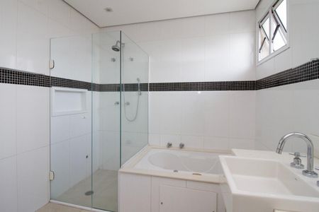 Casa de condomínio à venda com 470m², 6 quartos e 6 vagasBanheiro 1