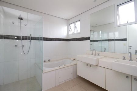 Casa de condomínio à venda com 470m², 6 quartos e 6 vagasBanheiro 1