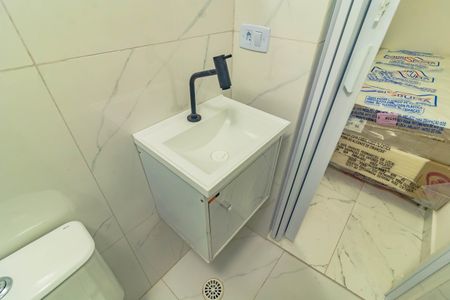 Banheiro social de kitnet/studio para alugar com 1 quarto, 15m² em Jardim Oriental, São Paulo