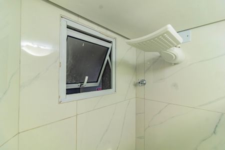 Banheiro social de kitnet/studio para alugar com 1 quarto, 15m² em Jardim Oriental, São Paulo