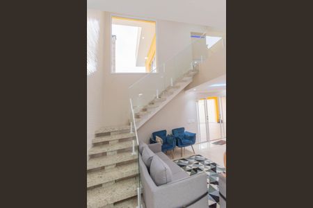 Casa à venda com 240m², 4 quartos e 5 vagas Casa à venda com 240m², 4 quartos e 5 vagasEscada