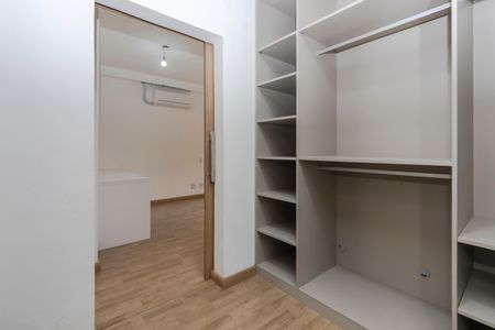 Apartamento à venda com 164m², 3 quartos e 3 vagasCloset da Suíte 1