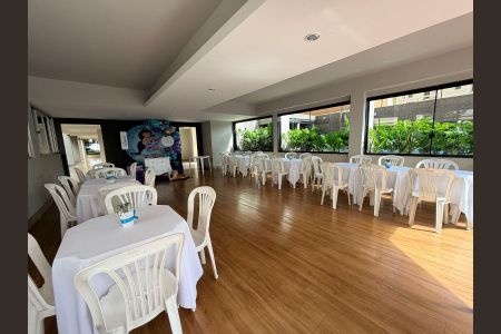 Apartamento à venda com 130m², 4 quartos e 2 vagas Apartamento à venda com 130m², 4 quartos e 2 vagasÁrea comum - Salão de festas