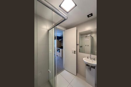 Banheiro de kitnet/studio para alugar com 1 quarto, 29m² em Vila Gumercindo, São Paulo