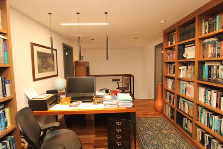 Apartamento à venda com 180m², 2 quartos e 4 vagasEscritório