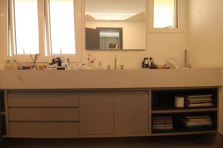 Apartamento à venda com 180m², 2 quartos e 4 vagasBanheiro da Suíte 2