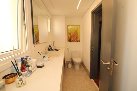 Apartamento à venda com 180m², 2 quartos e 4 vagasBanheiro da Suíte 2