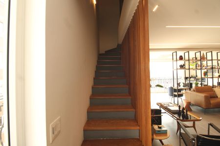 Apartamento à venda com 180m², 2 quartos e 4 vagasEscada