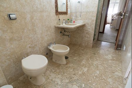 Apartamento à venda com 252m², 3 quartos e 3 vagas Apartamento à venda com 252m², 3 quartos e 3 vagasBanheiro 2