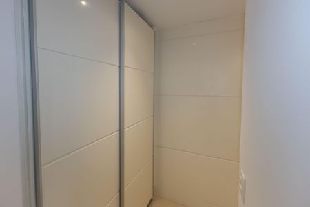 Apartamento para alugar com 180m², 3 quartos e 3 vagas Apartamento para alugar com 180m², 3 quartos e 3 vagasCorredor com Armário