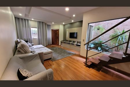 Casa à venda com 3 quartos, 272m² em Vila Nogueira, Diadema