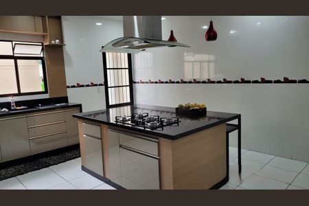 Casa à venda com 3 quartos, 272m² em Vila Nogueira, Diadema