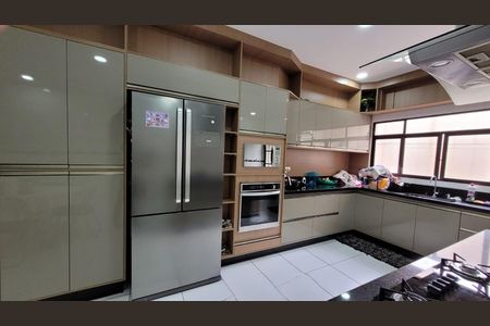 Casa à venda com 3 quartos, 272m² em Vila Nogueira, Diadema