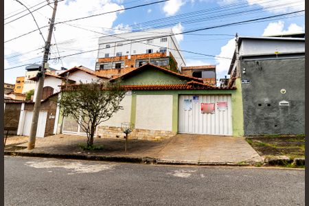Casa à venda com 300m², 2 quartos e 5 vagasFachada