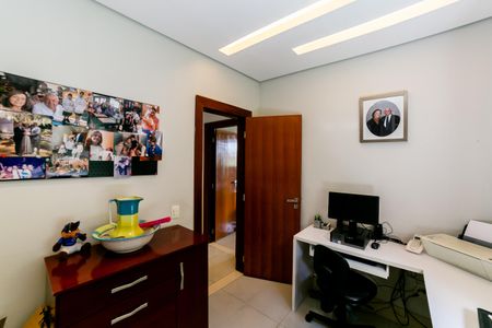 Casa à venda com 300m², 2 quartos e 5 vagasEscritório