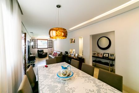 Casa à venda com 300m², 2 quartos e 5 vagasSala