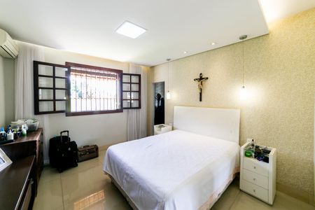 Casa à venda com 300m², 2 quartos e 5 vagasSuíte
