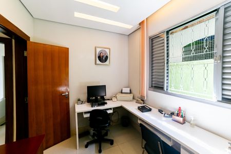 Casa à venda com 300m², 2 quartos e 5 vagasEscritório