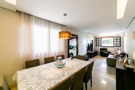 Casa à venda com 300m², 2 quartos e 5 vagasSala